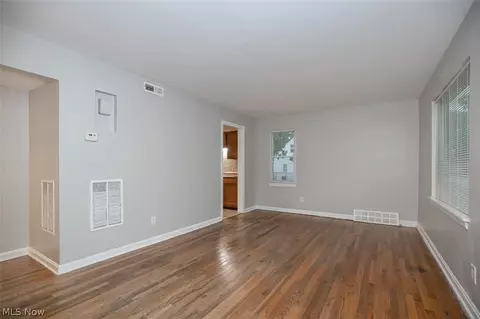 660 E 260th St, Euclid, OH 44132 photo 3