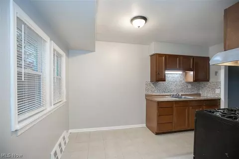 660 E 260th St, Euclid, OH 44132 photo 11