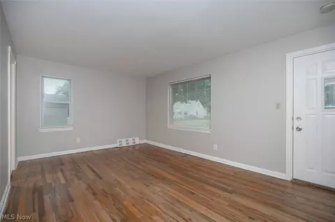 660 E 260th St, Euclid, OH 44132 photo 4