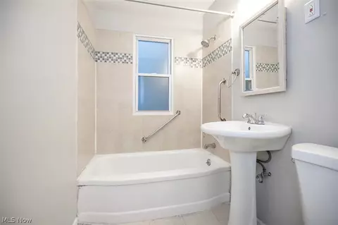660 E 260th St, Euclid, OH 44132 photo 8