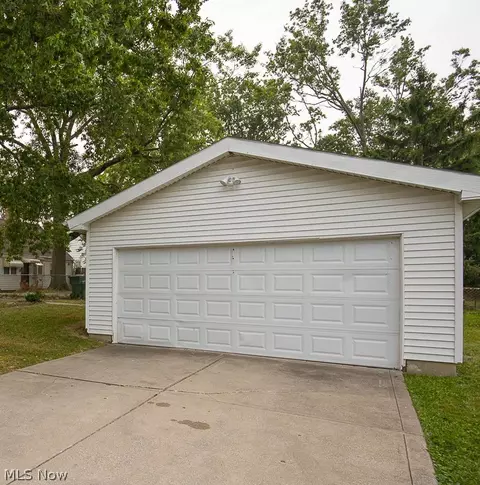 660 E 260th St, Euclid, OH 44132 photo 2