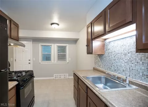 Entry Way - 660 E 260th St, Euclid, OH 44132 photo 1 of 2