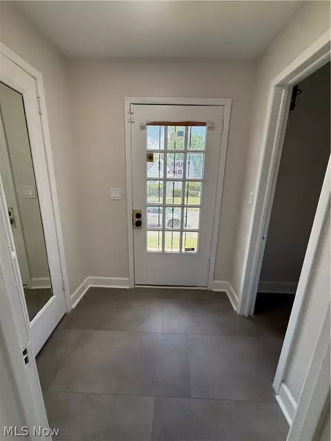 Entry Way - 5175 Arch Street St, Maple Heights, OH 44137 photo 2 of 9