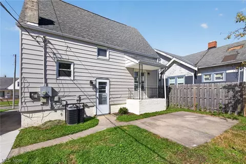 Exterior - 5175 Arch Street St, Maple Heights, OH 44137 photo 4 of 6