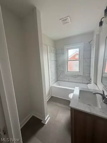 Entry Way - 5175 Arch Street St, Maple Heights, OH 44137 photo 6 of 9