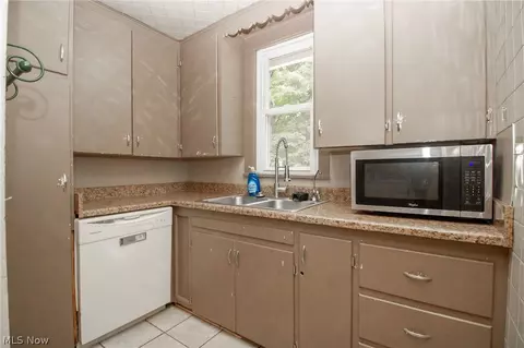 Kitchen - 168 Poland Ave, Struthers, OH 44471 photo 2 of 2