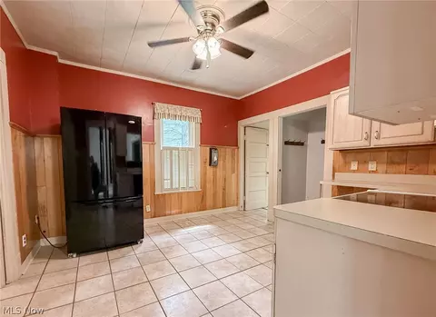 Entry Way - 168 Poland Ave, Struthers, OH 44471 photo 3 of 5