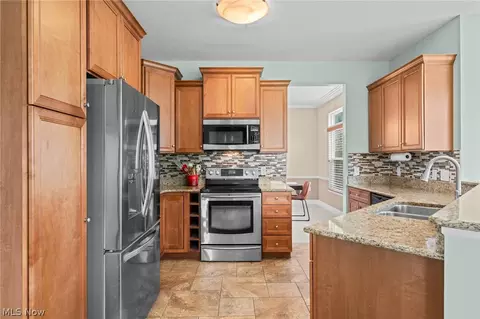 Kitchen - 3528 Brook Ct, Avon, OH 44011 photo 4 of 5