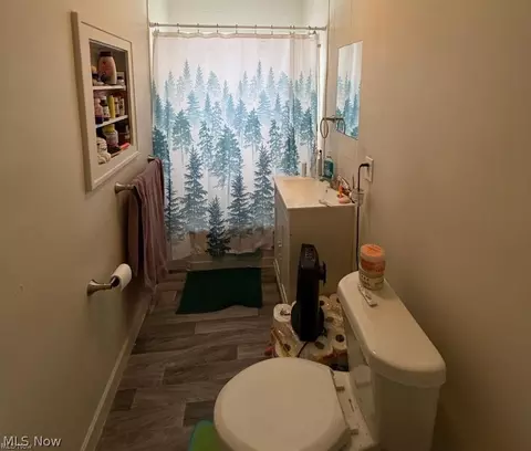 Bath - 2394 Elyria Ave, Lorain, OH 44055 photo 1 of 1