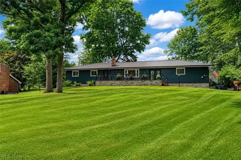 727 Sleepy Hollow Dr, Uniontown, OH 44685
