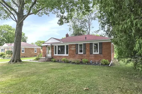 37636 Lake Dr, Avon, OH 44011