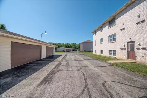 Exterior - 7357 Eisenhower Dr #6, Boardman, OH 44512 photo 2 of 5