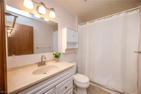 Bath - 7357 Eisenhower Dr #6, Boardman, OH 44512 photo 1 of 2