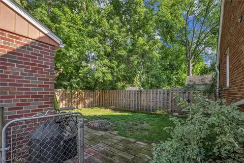 Exterior - 33 Devonshire Dr, Akron, OH 44312 photo 5 of 8