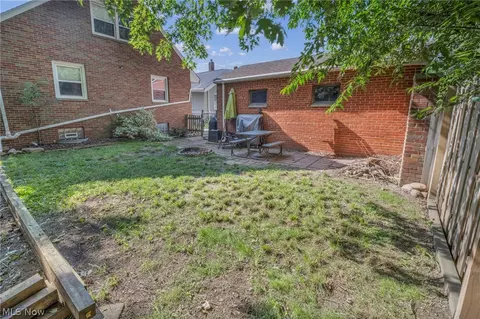 Exterior - 33 Devonshire Dr, Akron, OH 44312 photo 8 of 8