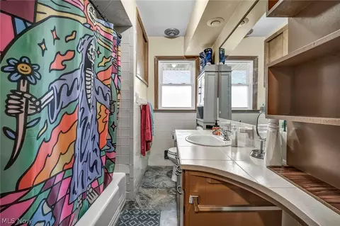 Bath - 33 Devonshire Dr, Akron, OH 44312 photo 1 of 7