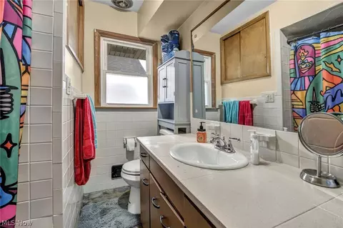 Bath - 33 Devonshire Dr, Akron, OH 44312 photo 3 of 7