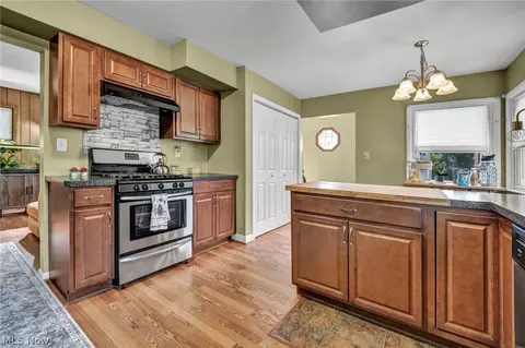 Kitchen - 33 Devonshire Dr, Akron, OH 44312 photo 1 of 3