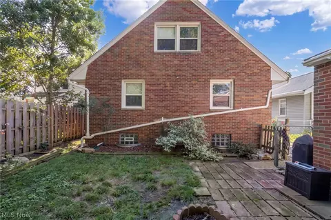 Exterior - 33 Devonshire Dr, Akron, OH 44312 photo 6 of 8