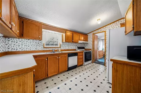 Kitchen - 2675 Eagle Point Dr, Madison, OH 44057 photo 1 of 2