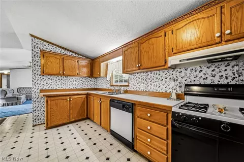 Kitchen - 2675 Eagle Point Dr, Madison, OH 44057 photo 2 of 2