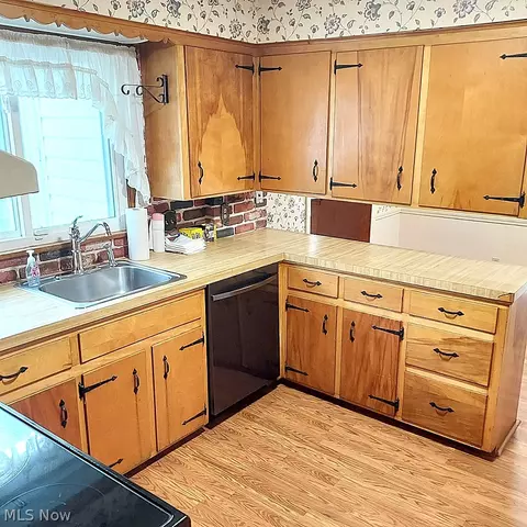Kitchen - 655 Cliffside Dr, Akron, OH 44313 photo 2 of 4