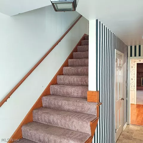 Entry Way - 655 Cliffside Dr, Akron, OH 44313 photo 2 of 5
