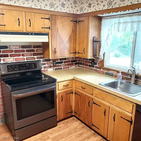 Kitchen - 655 Cliffside Dr, Akron, OH 44313 photo 3 of 4