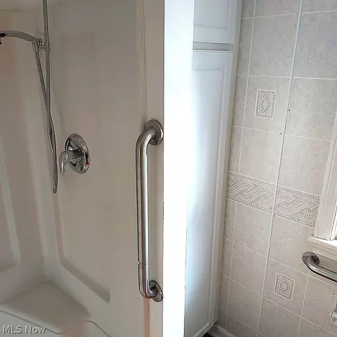 Bath - 655 Cliffside Dr, Akron, OH 44313 photo 2 of 5