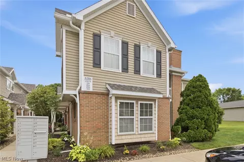 3284 Lenox Village Dr #104, Fairlawn, OH 44333