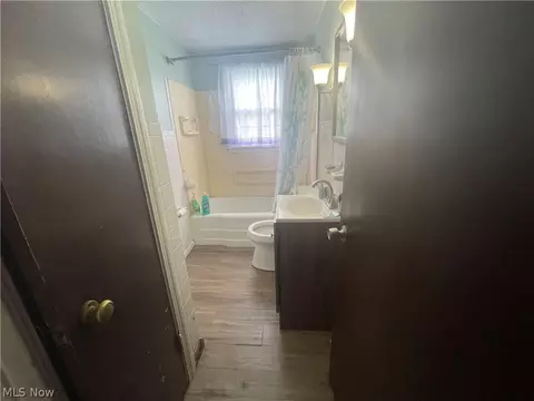 Entry Way - 72 Meadowbrook Ave, Boardman, OH 44512 photo 1 of 1