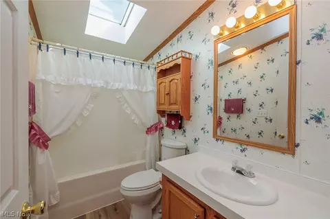 Bath - 77 Periwinkle Dr, Olmsted Twp, OH 44138 photo 2 of 5