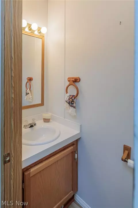 Bath - 77 Periwinkle Dr, Olmsted Twp, OH 44138 photo 1 of 5