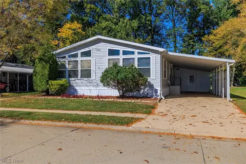 77 Periwinkle Dr, Olmsted Twp, OH 44138
