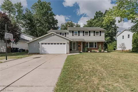1960 Bromton Dr, Lyndhurst, OH 44124