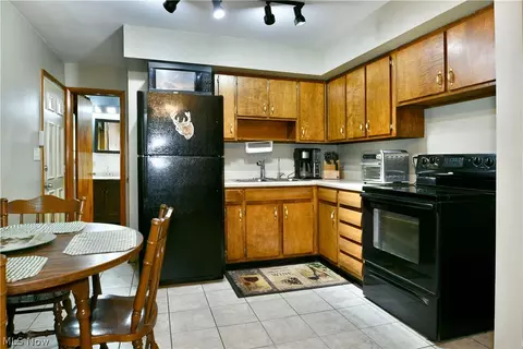 Kitchen - 1605 Difford Dr, Niles, OH 44446 photo 2 of 2