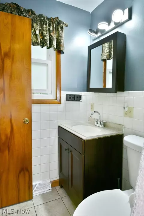 Bath - 1605 Difford Dr, Niles, OH 44446 photo 5 of 7