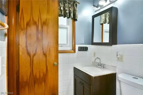 Bath - 1605 Difford Dr, Niles, OH 44446 photo 4 of 7