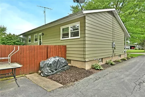 Exterior - 1605 Difford Dr, Niles, OH 44446 photo 2 of 5