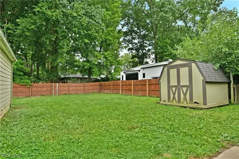 Exterior - 1605 Difford Dr, Niles, OH 44446 photo 3 of 5