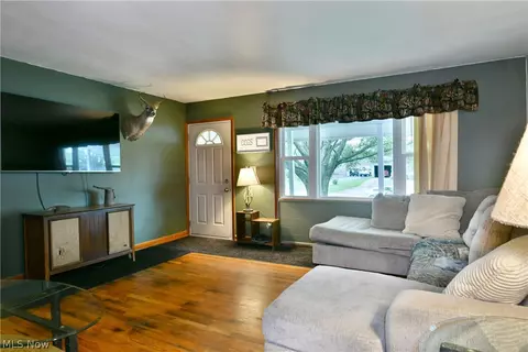 Living - 1605 Difford Dr, Niles, OH 44446 photo 4 of 5