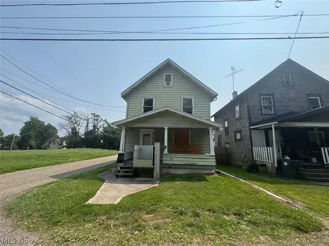 1958 4th St NE, Canton, OH 44704