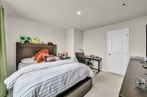 Bedroom - 4660 Erhart Dr, Lorain, OH 44053 photo 4 of 14