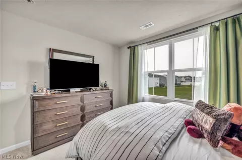 Bedroom - 4660 Erhart Dr, Lorain, OH 44053 photo 6 of 14