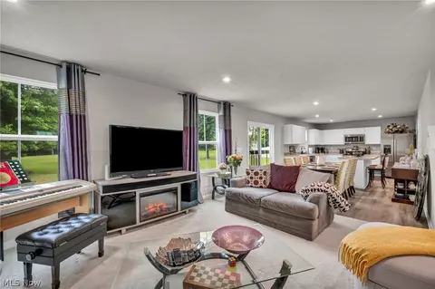 Living - 4660 Erhart Dr, Lorain, OH 44053 photo 2 of 3
