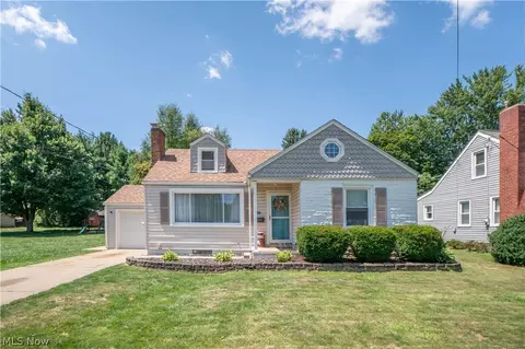 1041 Orchard Ave NE, North Canton, OH 44720
