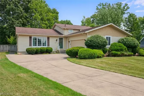 20548 Holly Cir, Strongsville, OH 44149