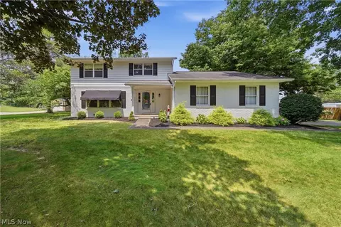 135 Seneca Trl SW, Hartville, OH 44632