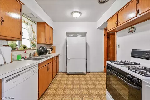 Kitchen - 6244 Eavenson Rd, Brook Park, OH 44142 photo 2 of 4