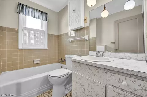 Bath - 4260 Buckeye Ave, Willoughby, OH 44094 photo 1 of 5